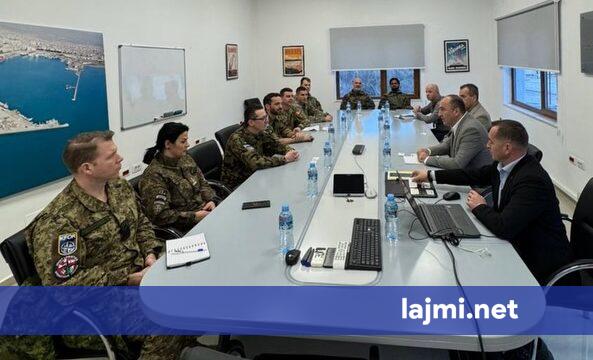 Zyrtarë të KFOR it në Portin e Durrësit për t u njohur me kapacitetet dhe infrastrukturën për përkrahje të operacioneve logjistike e ushtarake