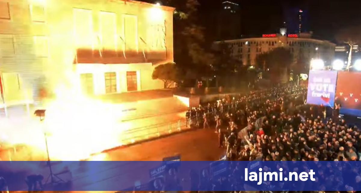 Eskalon protesta në Shqipëri  protestuesit e Sali Berishës hedhin molotovë në drejtim të kordonit të Policisë