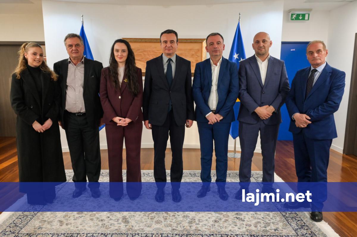 Kurti kthehet nga Davos  njofton për një takim me një grup krijuesish shqiptarë nga Mali i Zi