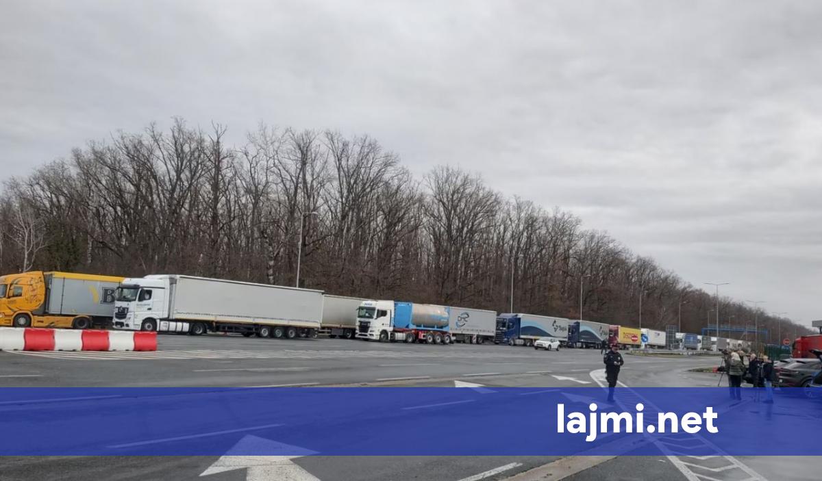 Transportuesit rajonalë bllokojnë kufijtë me BE në  Kosova në vështirësi