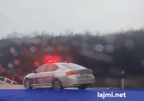 Aksident i rëndë në Sllatinë  vetura përfundon jashtë rrugës