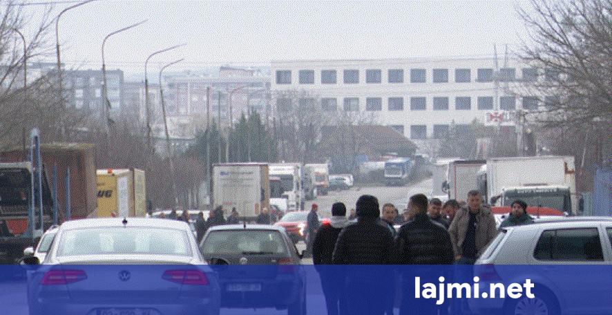 Gjobiten 15 shitës ilegalë në tregun e veturave në Prishtinë