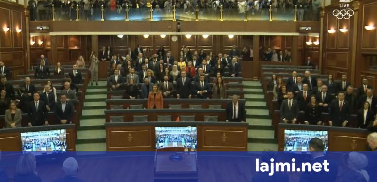 Lista Serbe e irrituar  largohet nga salla e Kuvendit kur po intonohej himni i Republikës së Kosovës