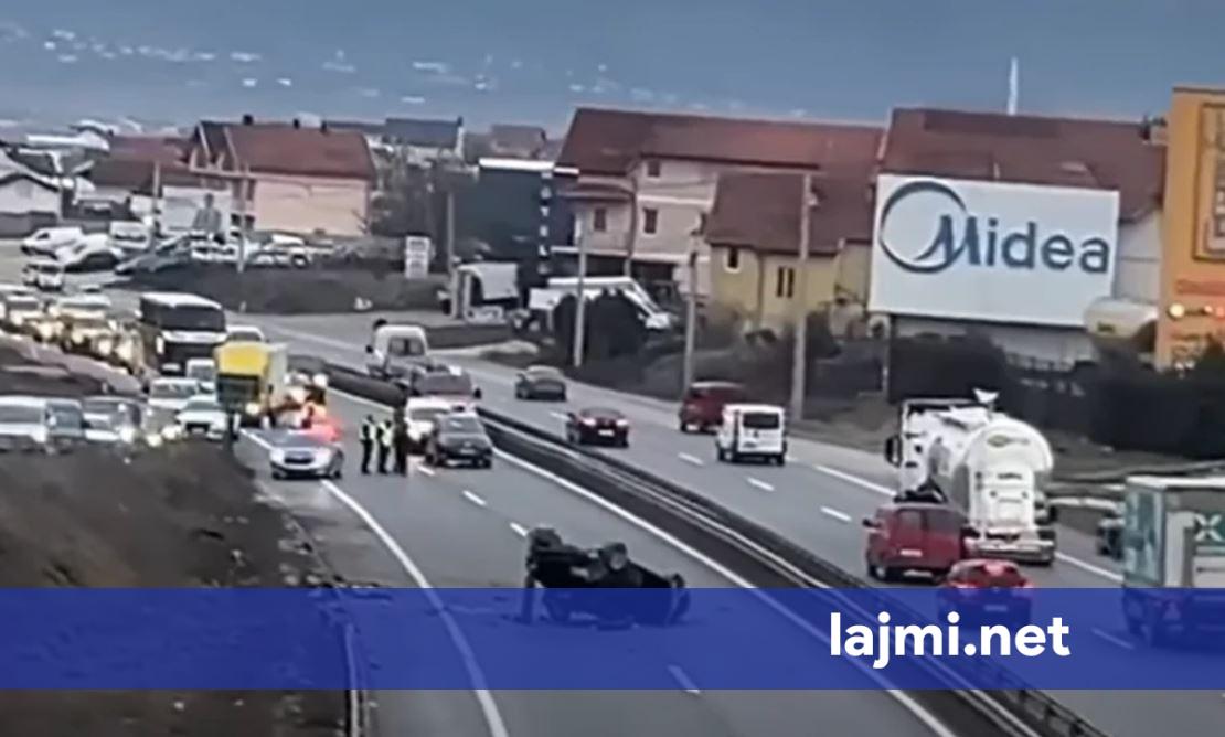 Rrokulliset një veturë tek Kroni i Mbretit në Drenas