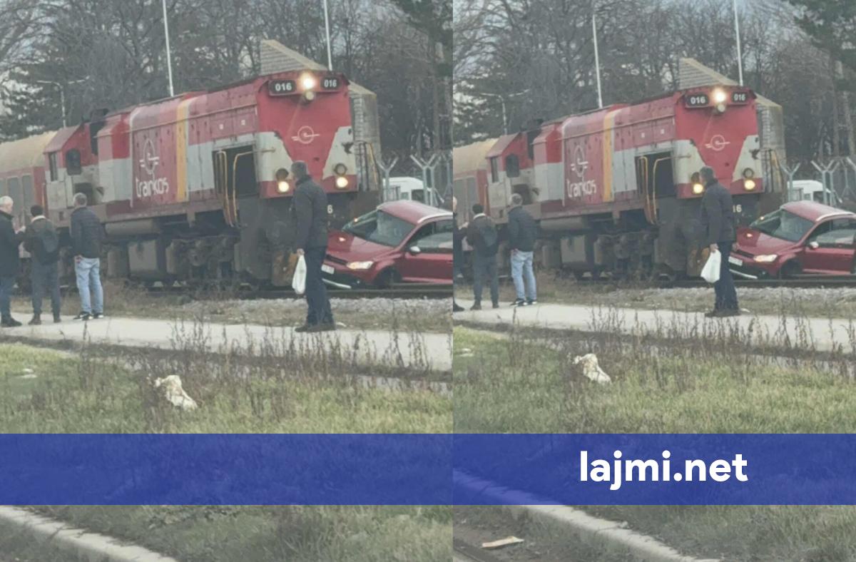Aksident i rëndë mes trenit dhe një veture pranë kazermës  Adem Jashari  në Prishtinë
