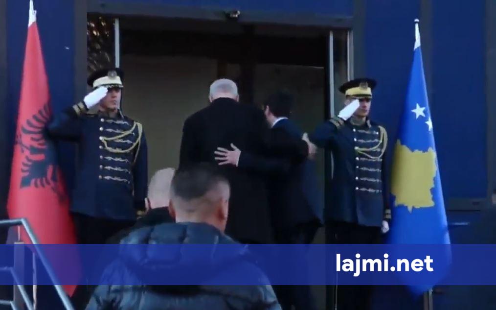 Me ceremoni shtetërore  kryeministri Kurti pret kryeministrin Rama