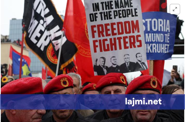 Marshi  Drejtësi jo politikë   Reuters  Protestuan mijëra persona  shumë prej tyre mbanin uniformën e UÇK së