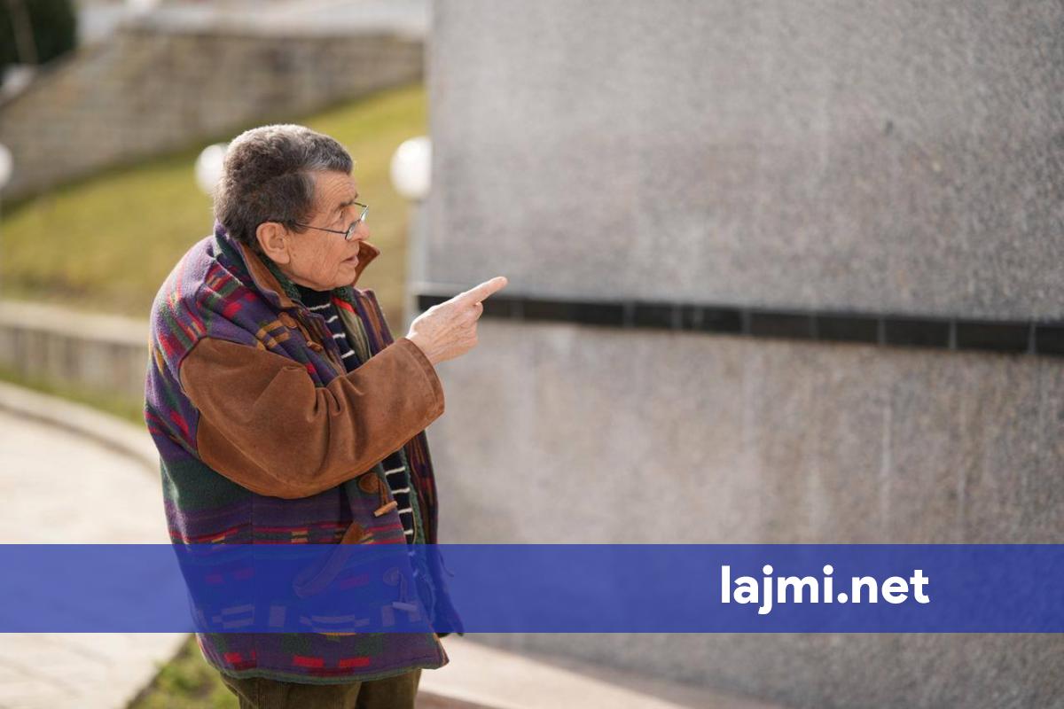 Ish prokurori kryesor në gjyqin kundër Millosheviqit viziton Memorialin e Reçakut  nderon viktimat e masakrës