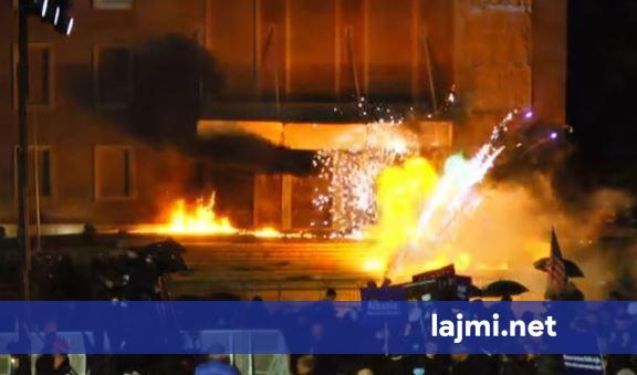 Protesta e opozitës në Tiranë  Përplasje mes qytetarëve dhe policisë