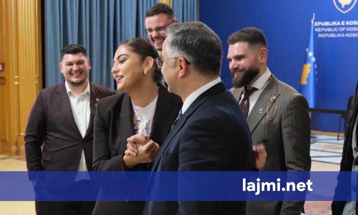 Besnik Tahiri pret të rinj nga Shqipëria në Kuvend  thirrje për angazhim dhe bashkëpunim