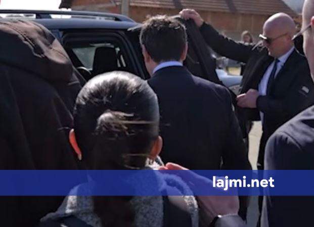 Kurti nuk ndalet para gazetarëve kur pyetet për punën e presidentit