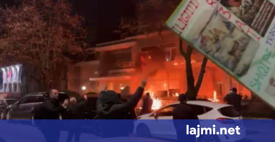 Ish vila e Enver Hoxhës në flakë  protestuesit e PD hedhin  breshëri  molotovësh dhe fishekëzjarrësh