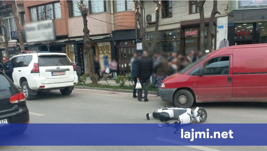 Vetura godet të moshuarin me motoçikletë në Prizren