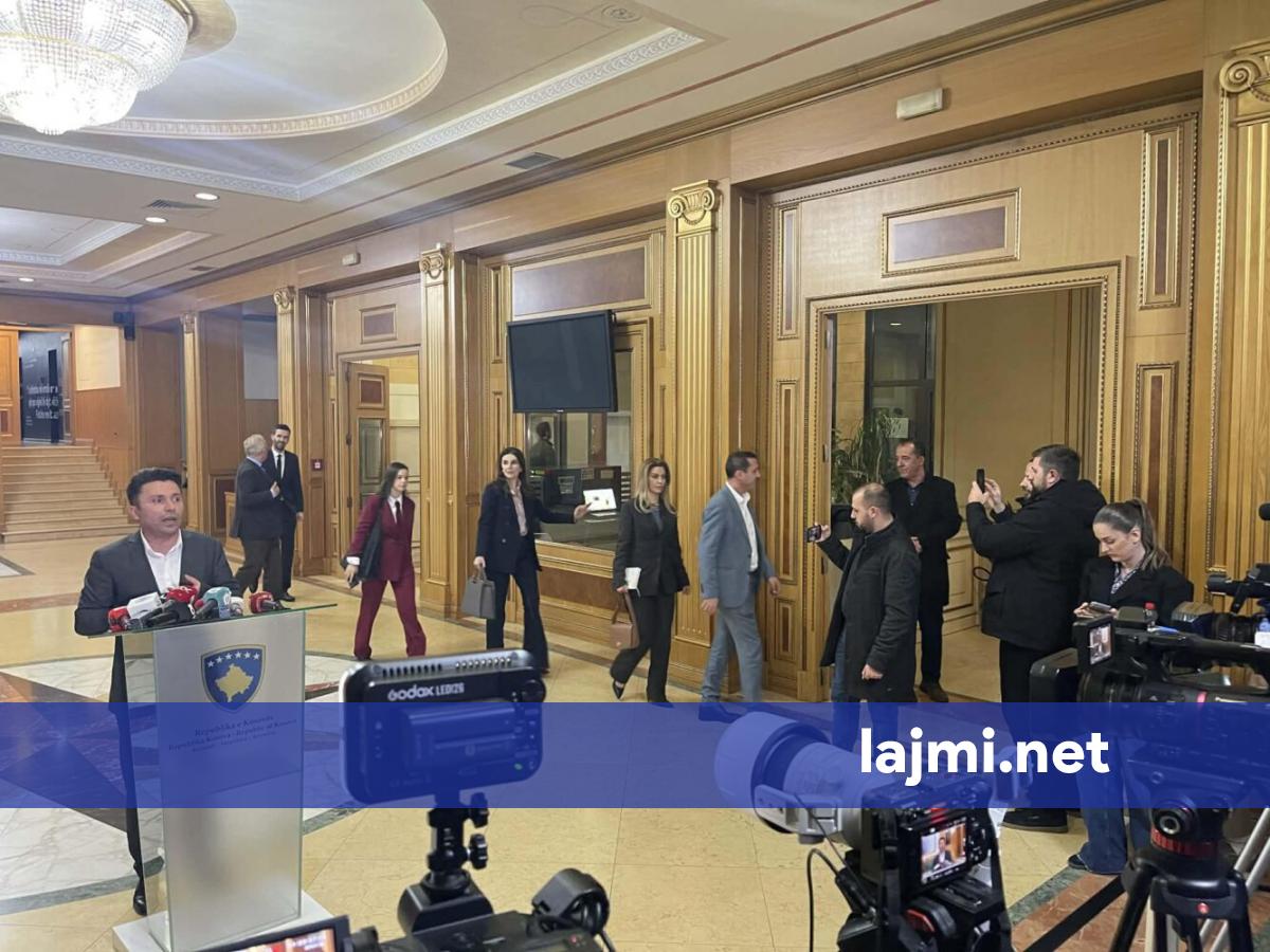 Deputetët e PDK së dalin nga objekti i Kuvendit pak minuta para se të mbahet seanca e dytë