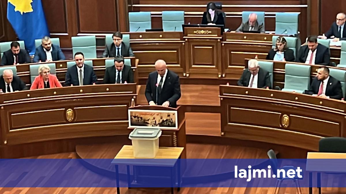 Kutia e votimit vendoset në sallë  Komisioni për Legjislacion verifikon kandidatët Konjufca e Mulhaxha