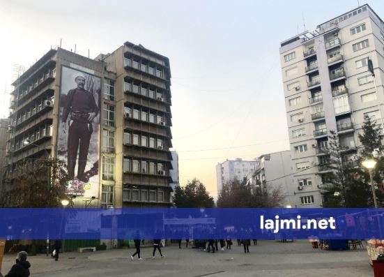 Griset një flamur në sheshin  Adem Jashari  në Mitrovicë të Jugut  policia nis hetimet për nxitje të përçarjes