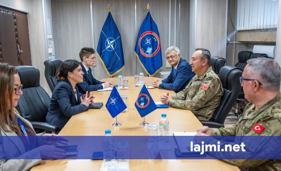 Komandanti i KFOR it zhvillon takim me zyrtaren e NATO s  flitet për sigurinë në Kosovë