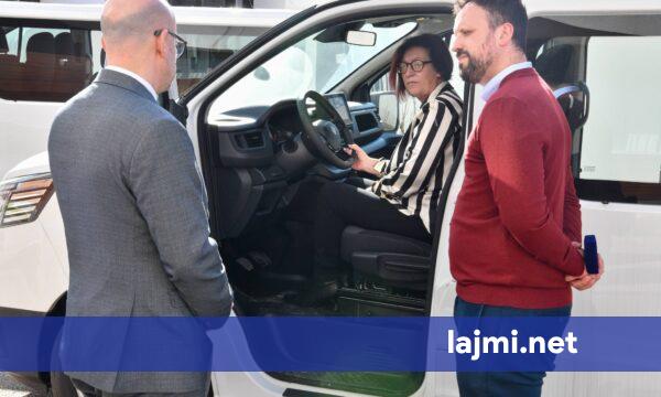 Ambasada Britanike i dhuron Policisë së Kosovës 2 automjete dhe 16 dronë me vlerë 153 mijë euro