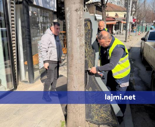 Aksion në Prishtinë për heqjen reklamave pa leje nga hapësirat publike