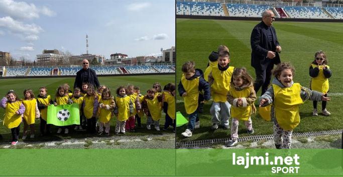 Agim Ademi pret fëmijët në  Fadil Vokrri   E ardhmja e futbollit është e sigurt