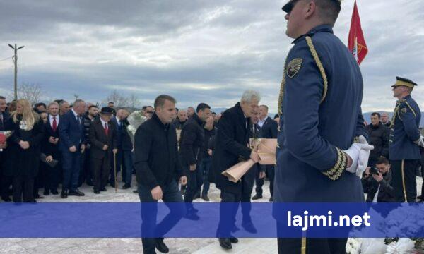 Ali Ahmeti e deputetë të Kuvendit të Kosovës bëjnë homazhe në Gllogjan