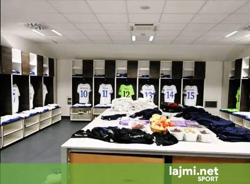 Gjithçka gati  Vendosen fanellat e  Dardanëve   pamje nga zhveshtorja