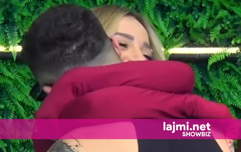 Gimbo rikthehet në BBVA  Selin i hidhet në krahë