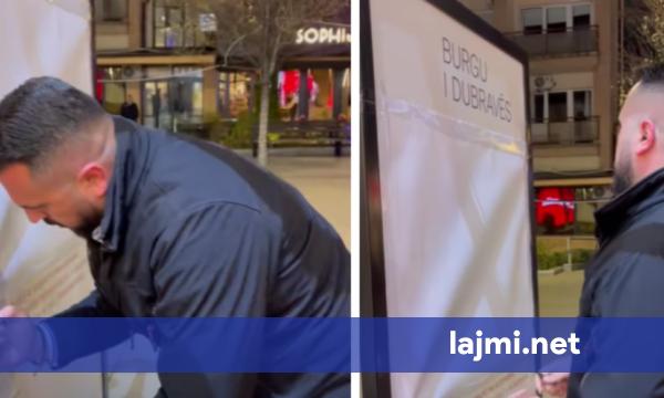  E pavërtetë    Qytetari mbulon pankartën e ekspozitës me të dhënat e pasakta për Masakrën e Dubravës pas reagimeve