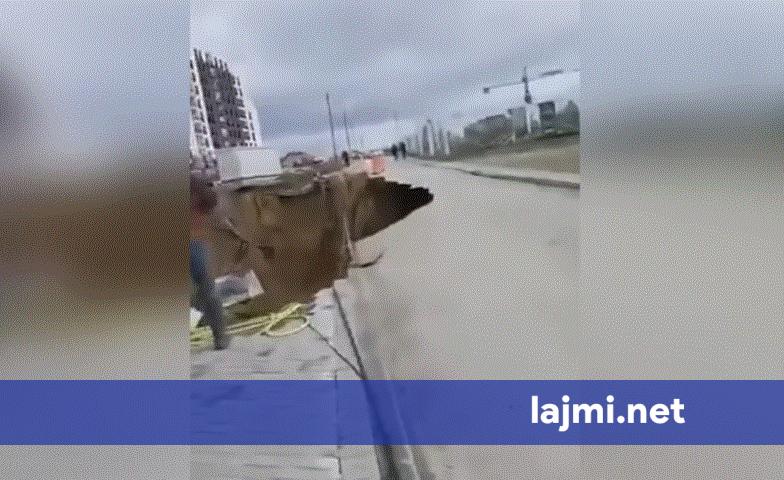 Shembet rruga  Shtjefën Kurti  në Prishtinë  shkaktohet një gropë gjigante