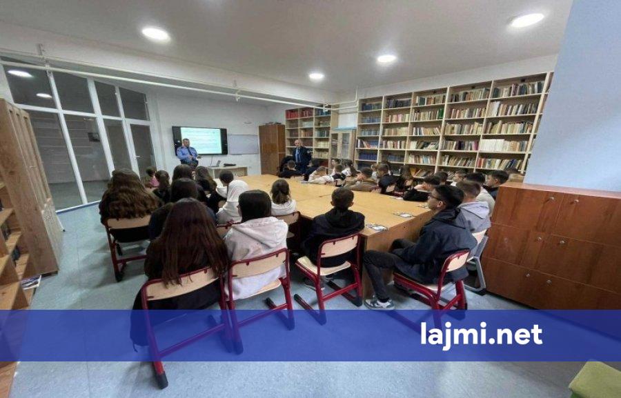 Policia në Prizren vetëdijeson nxënësit për rreziqet online