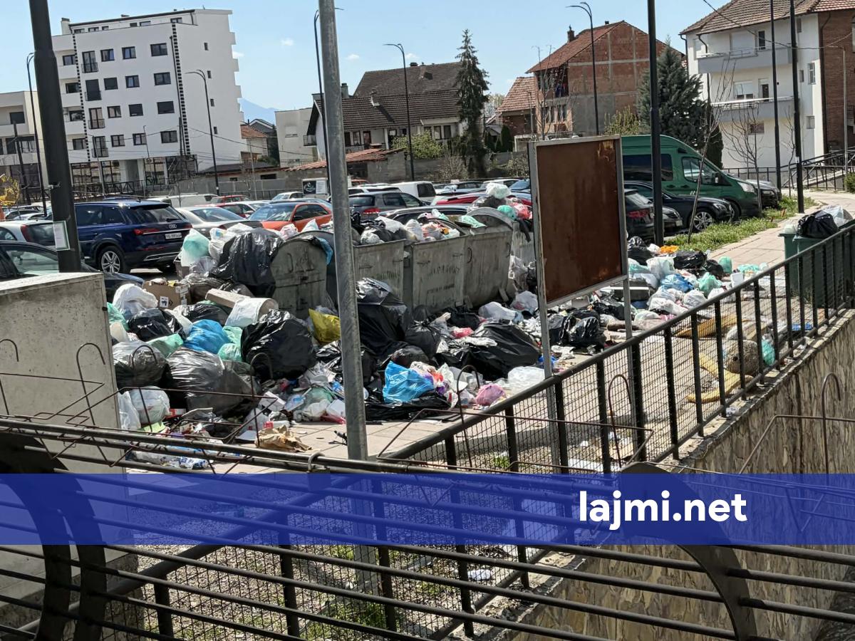 Greva e punëtorëve të  Eko Regjionit  paralizon Suharekën  mbeturinat pushtojnë rrugët e qytetit