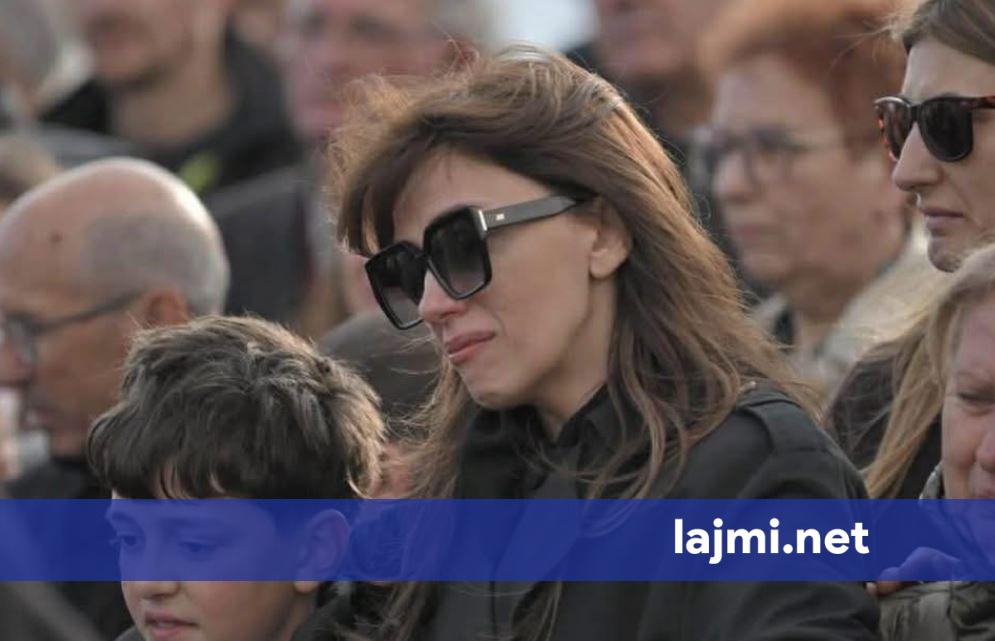 Haxhiu pas varrimit të babait  Do na mungosh pafundësisht  faleminderit të gjithëve që ishit pranë nesh në këto momente të vështira