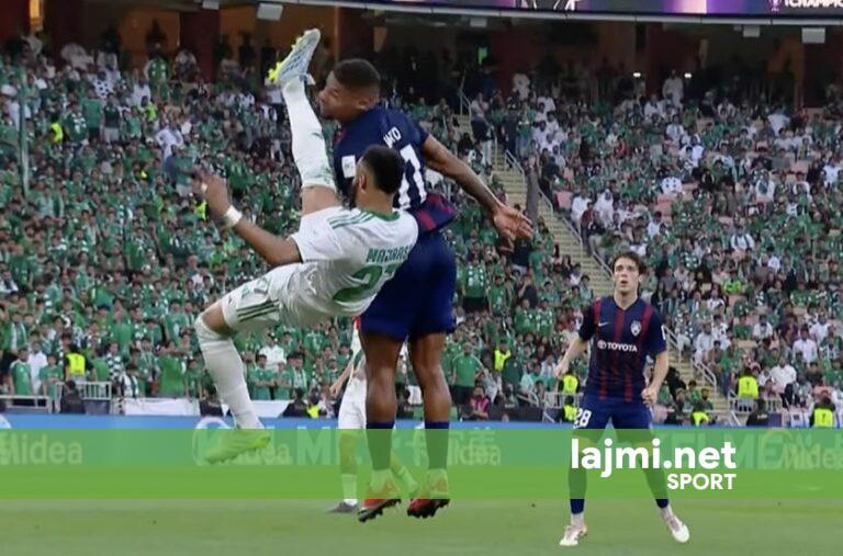 Futbollisti humb ndjenjat në fushë pasi goditet me shqelm në fytyrë