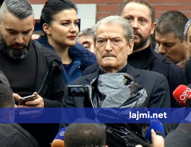 Berisha pas protestës  Policia përdori sprej për arinjtë kundër qytetarëve  vepër e rëndë penale