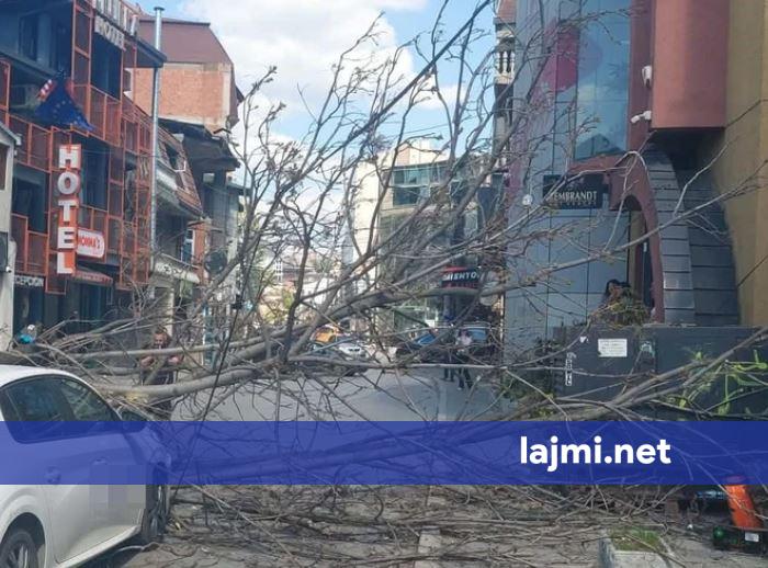 Lisi bie mbi dy vetura në lagjen  4 Llullat   shkakton vetëm dëme materiale pa të lënduar