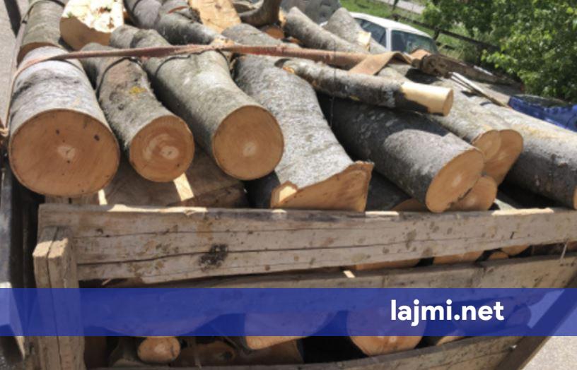 Aksion policor  Ndalohet traktori që transportonte dru ilegalisht