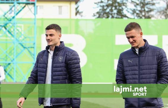 Ndeshja ku luajnë dy shqiptarë nuk fillon për shkak të alarmit për sulme