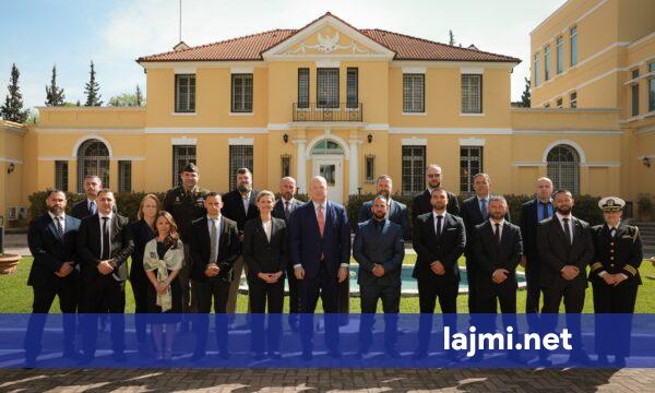 Whitaker takohet në Tiranë me veteranë shqiptarë e amerikanë që shërbyen në Irak e Afganistan