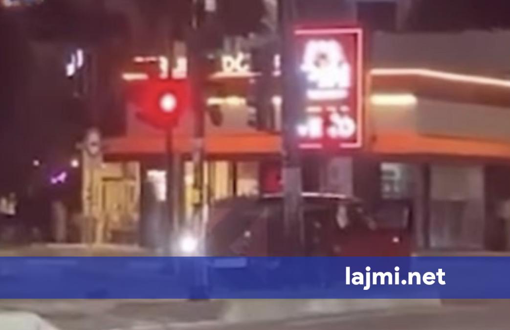 Vetaksident në Prishtinë  vetura godet semaforin