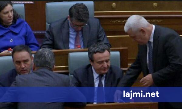 Çfarë mesazhi i solli  Kurti lexon diçka për disa sekonda në telefonin e Sveçlës