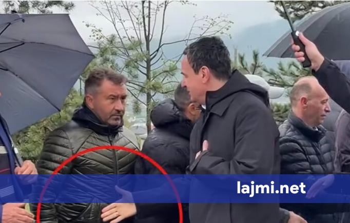 Drenicaku nuk ia zgjat dorën Albin Kurtit gjatë homazheve në Gllobar