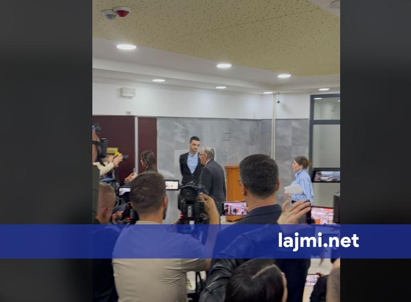 Bedri Hamza dhe Jehona Lushaku arrijnë tek presidenca për takimin me Albulena Haxhiun