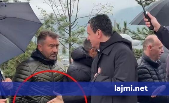 Mërgimtari që nuk ia dha dorën Kurtit  Si kryeministër 6 vjet nuk i realizoi premtimet  vjen para dëshmorëve