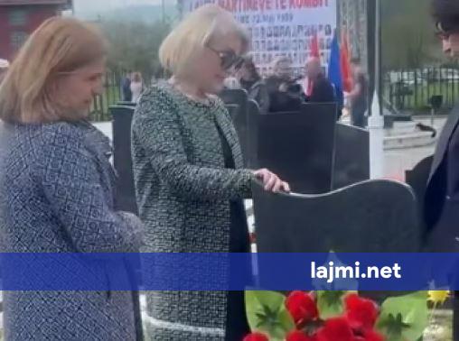 Masakra e Studmiës  Bashkëshortja e ish presidentit Thaçit bën homazhe te varri i vëllai të varë në luftë