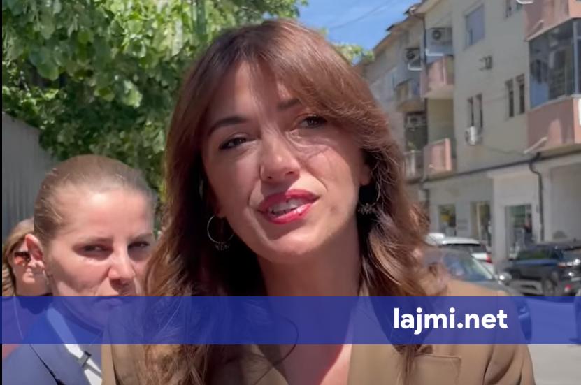Haxhiu mohon ta ketë larguar flamurin dardan nga zyra e Presidentës  Unë nuk merrem me skenografi as me kuadër  por kjo nuk qëndron