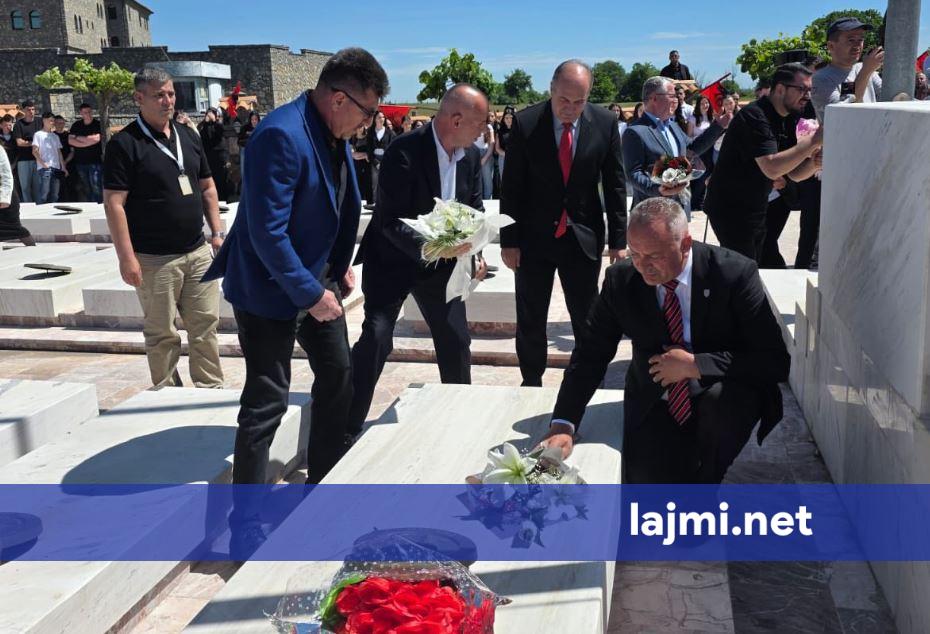 Lladrovci nderon në Gllogjan dhe Deçan Luan Haradinaj dhe Smajl Haradinaj  Haradinajt e Gllogjanit  shembull i heroizmit epik