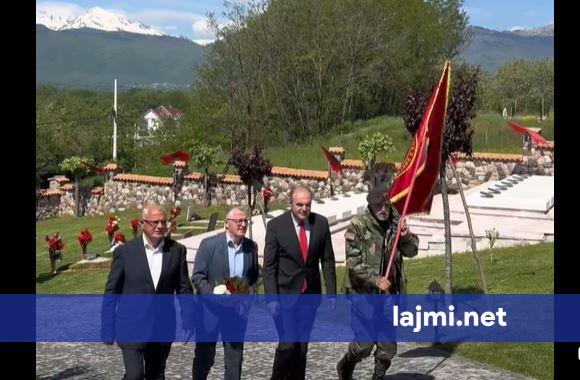 Enver Hoxhaj bën homazhe në Gllogjan  Nderon Ismail Haradinaj dhe Luan Haradinaj si simbole të lirisë së Kosovës
