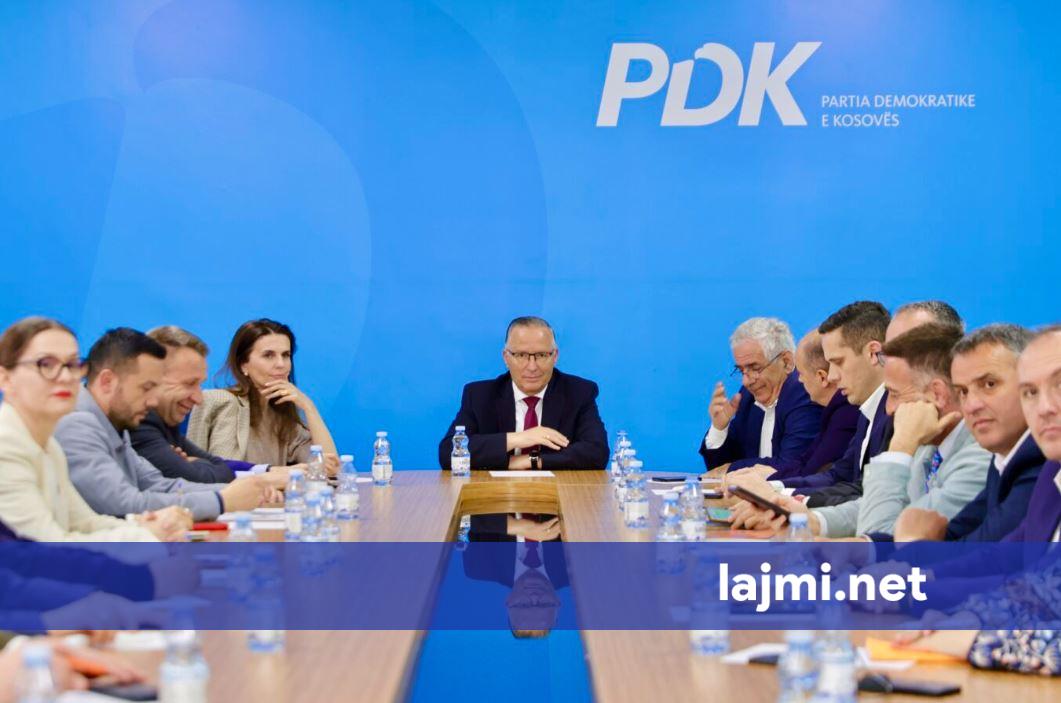 PDK mobilizohet për zgjedhje  Memli Krasniqi në krye të fushatës  Hamza falënderon Ferat Shalën