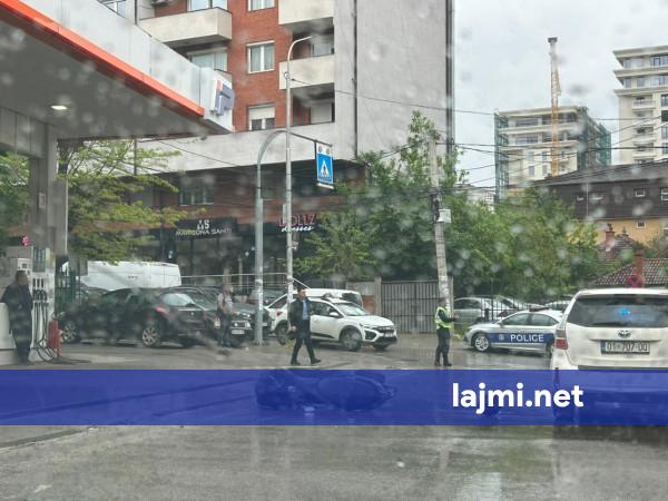 Aksidenti mes një motoçiklete dhe një veture në Prishtinë  një person mbetet i lënduar
