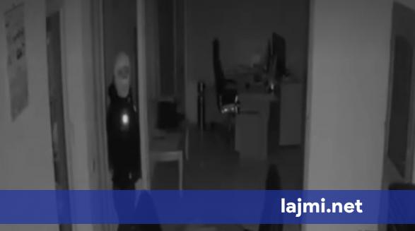 Dragash  Momenti kur hajnat thyejnë kasafortën dhe vjedhin rreth 15 mijë euro  VIDEO 